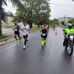 Imagem comove: a poucos metros de cruzar a linha de chegada, maratonista campeã chega a exaustão