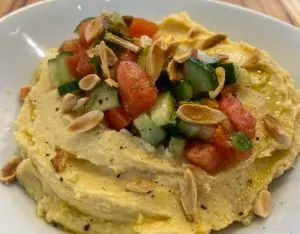 Petisco: Homus com Salada Refrescante e Torradas