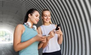 Como o Nike Run Club e o RunKeeper se diferenciam em termos de funcionalidades?