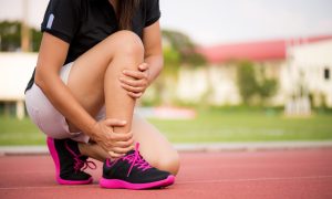 Quando é recomendado parar de correr e procurar um profissional para tratar a dor na canela?