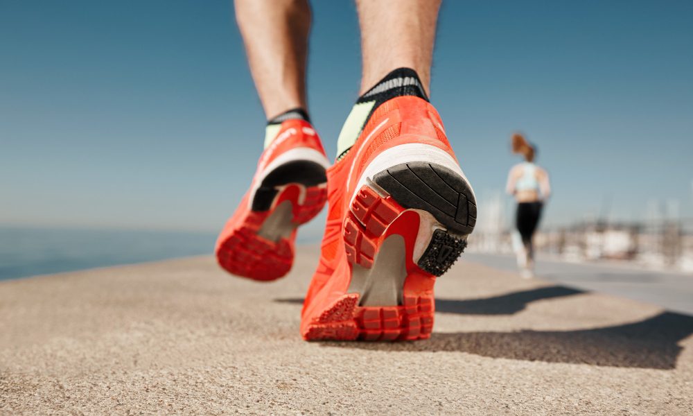 Por que levantar os pés mais alto custa menos energia ao correr?