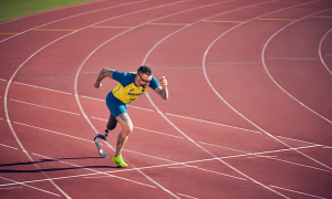 ASICS é a primeira marca esportiva no Brasil a vender apenas um pé de tênis para pessoas com deficiência física na perna