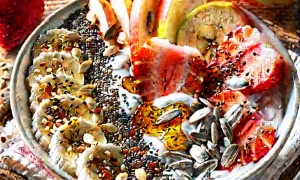 Iogurte Grego com Sementes e Frutas