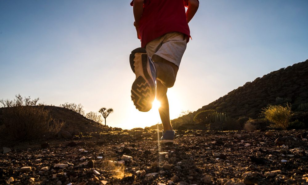 Quais características são importantes em tênis de trilha?