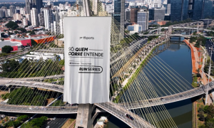 Track&Field estampa bandeirão gigante na Ponte Estaiada e lança primeira “pílula digital” da campanha Só Quem Corre Entende