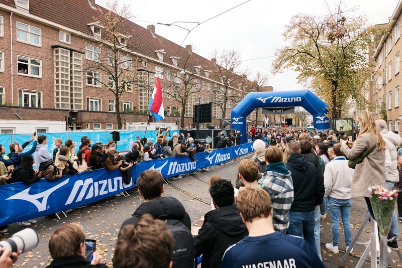 Mizuno leva comitiva brasileira para Maratona de Amsterdam e anuncia parceria com Strava