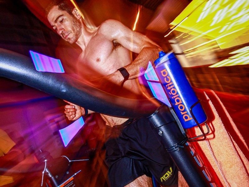 Atleta da Probiótica percorre mais de 139 km em esteira manual durante 12h