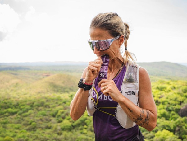 Com foco em performance natural, ultramaratonista Fernanda Maciel assina parceria de dois anos com a Mombora