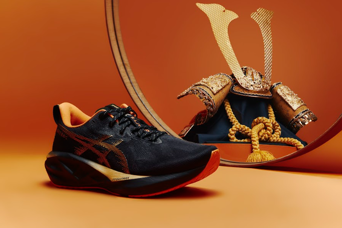 ASICS e Marca Senna lançam NOVABLAST™ 5 inspirado em capacete samurai presenteado a Ayrton Senna