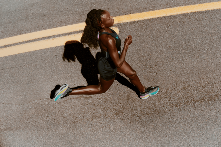 Sharon Lokedi com Under Armour Velociti Elite 3 - Crédito Divulgação Under Armour_02