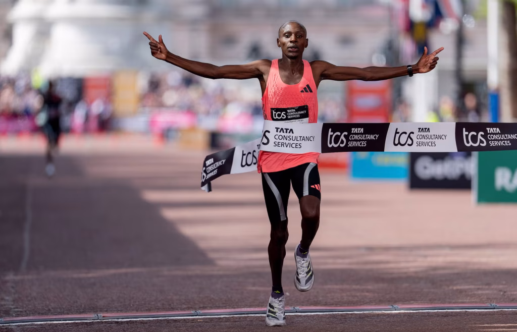 Sabastian Sawe quebra barreira de 2 horas e estabelece novo recorde mundial na Maratona de Londres 2026