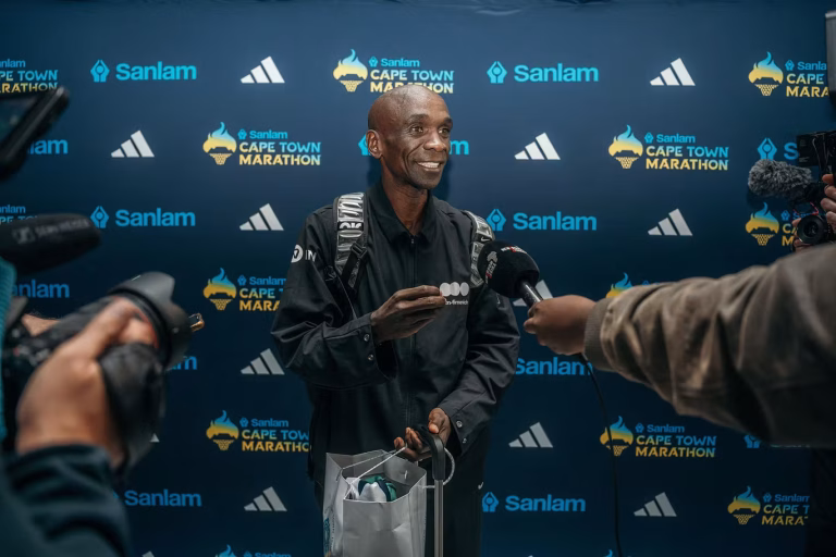 Histórico: Eliud Kipchoge Desembarca na África do Sul e Abre a “Semana de Gala” da Maratona da Cidade do Cabo