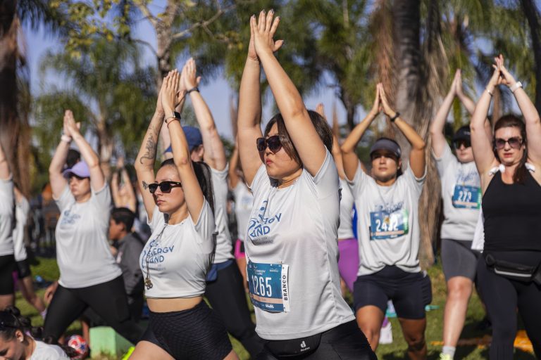 Energy Land reúne diferentes estilos de yoga para transformar movimento em experiência de bem-estar
