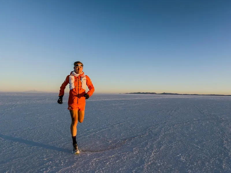 Fernanda Maciel corre no Salar de Uyuni, na Bolívia