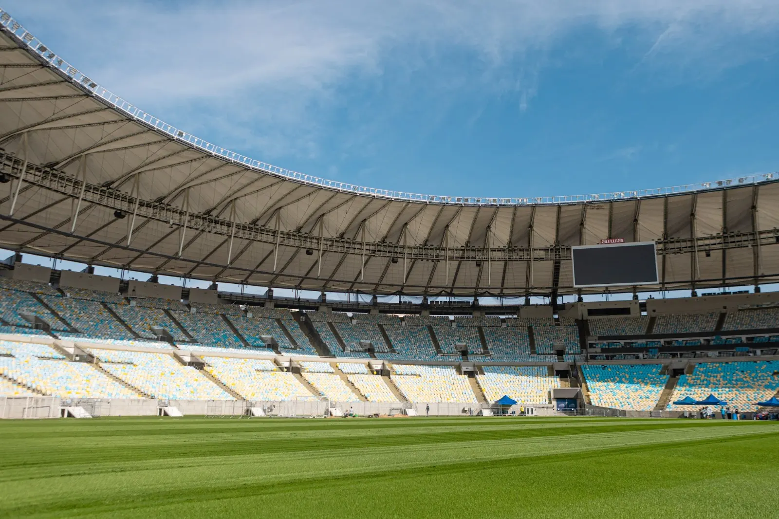 Arquibancadas e gramado do Maracanã, no Rio de Janeiro