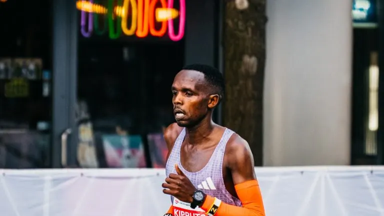 Maratona de Chicago 2026: Amos Kipruto vence em 2h01min09s e Hawi Feysa conquista o bicampeonato