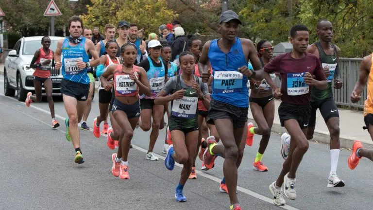 Maratona de Frankfurt 2026: Jirata Dinki e Zeineba Yimer vencem sob chuva, e alemã Blanka Dörfel brilha na estreia