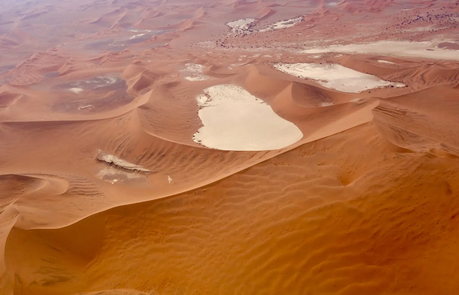 Vista aérea das dunas de Deadvlei, Big Daddy e Sossusvlei, no Deserto da Namíbia