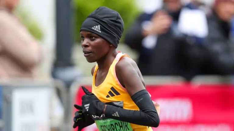 Peres Jepchirchir, campeã olímpica e mundial da maratona, é suspensa provisoriamente por doping com EPO
