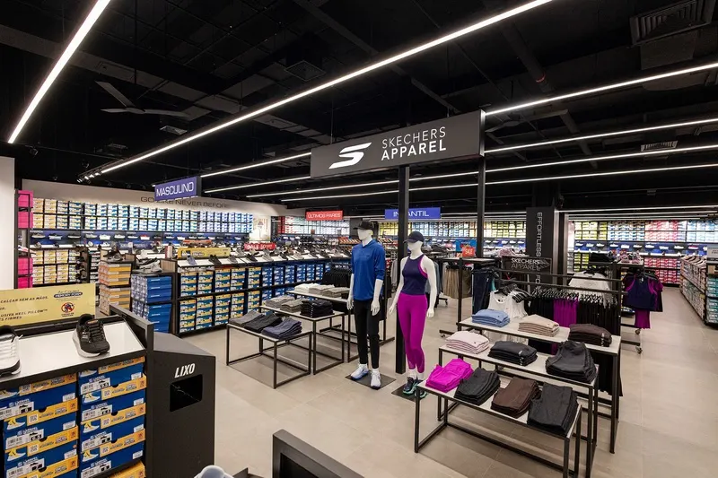Interior da nova loja outlet da Skechers no Shopping Aricanduva